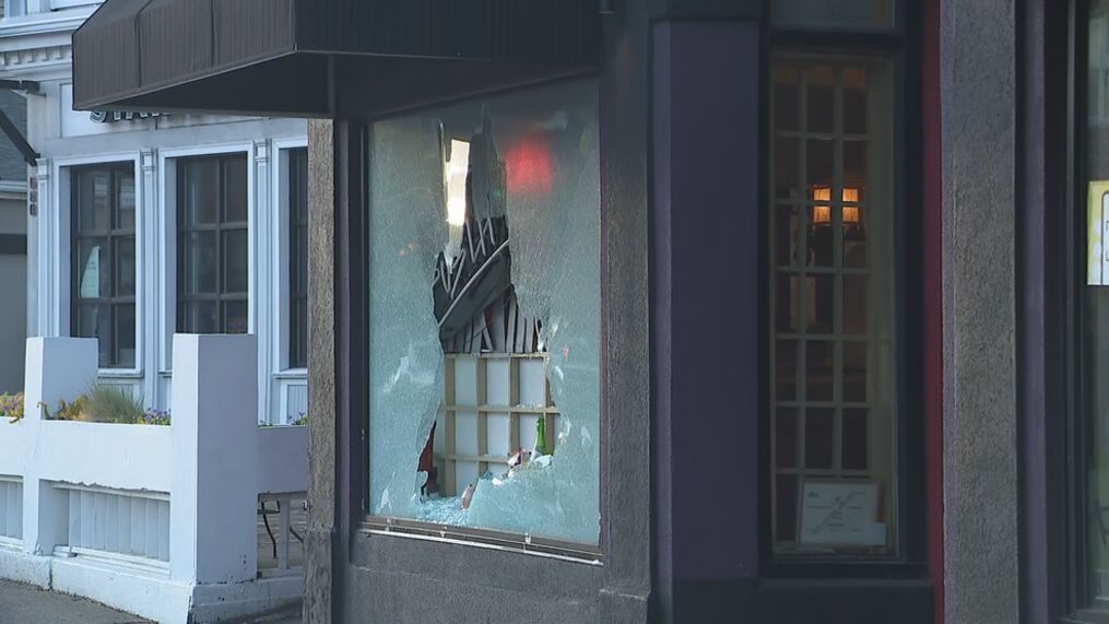 3 shot in Monroe Ave. neighborhood, restaurant hit by gunfire 3 shot in Monroe Ave. neighborhood, restaurant hit by gunfire